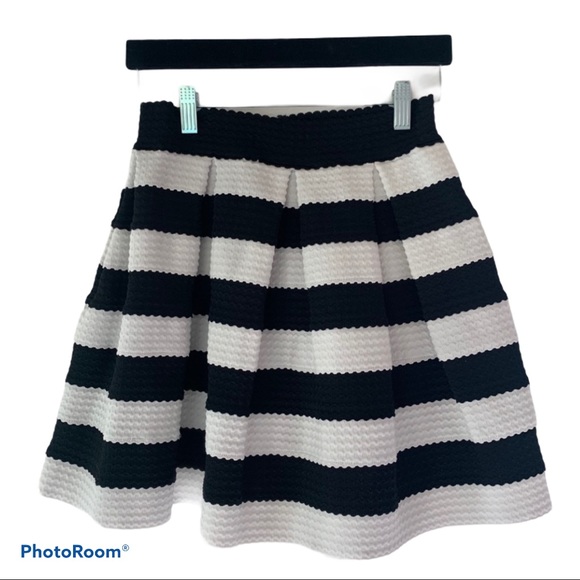 Forever 21 Dresses & Skirts - 5/$25 Forever 21 black & white box pleat skirt